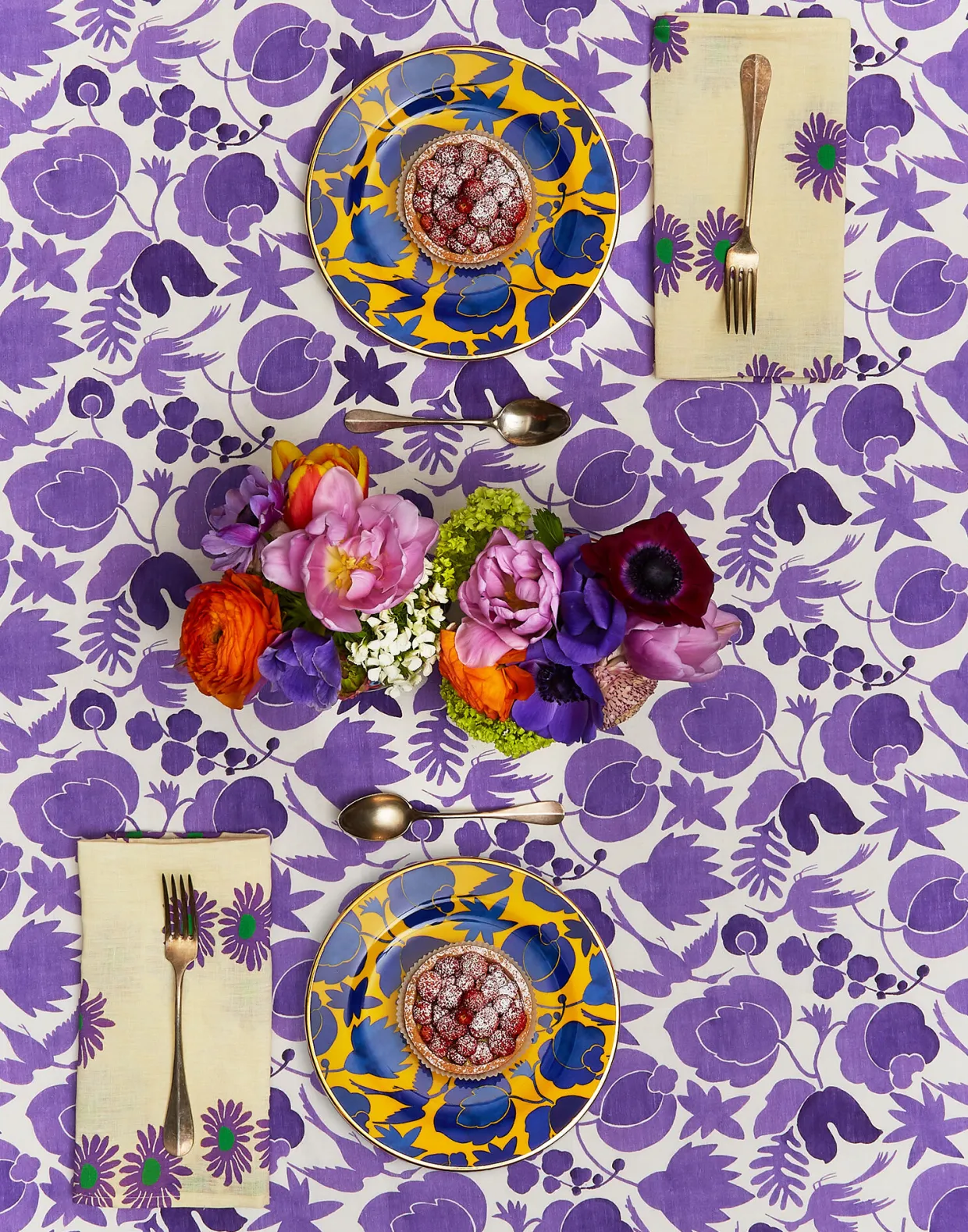 Medium TableclothWildbird Viola in Linen